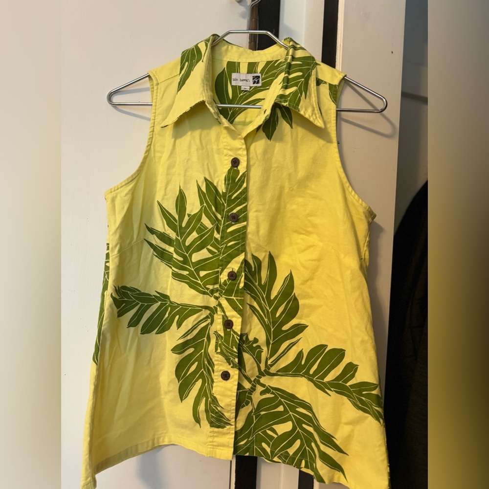 Green button up Sig Zane blouse in a size Medium